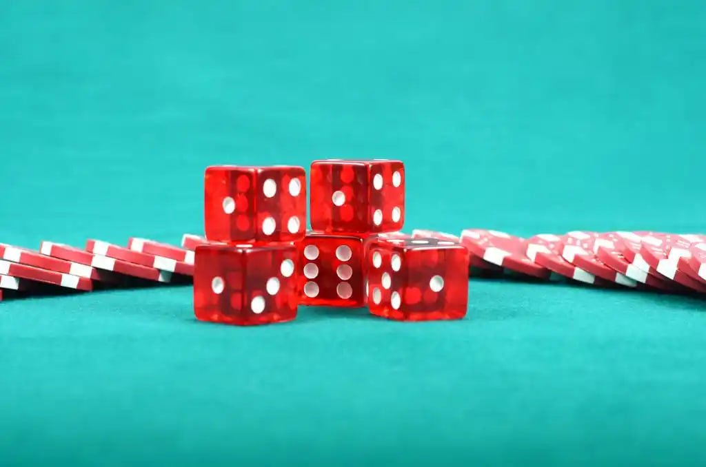 pragmatic333 platform showing live-dealer tables, sportsbook odds, and slot games on mobile